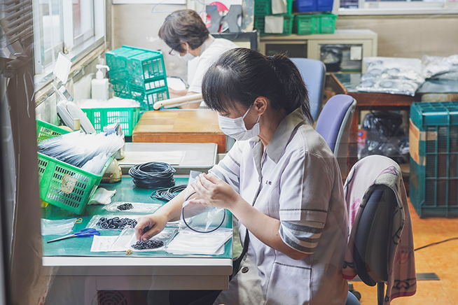 出荷前の製品を丁寧に検品する