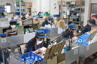 出荷前の製品を丁寧に検品する