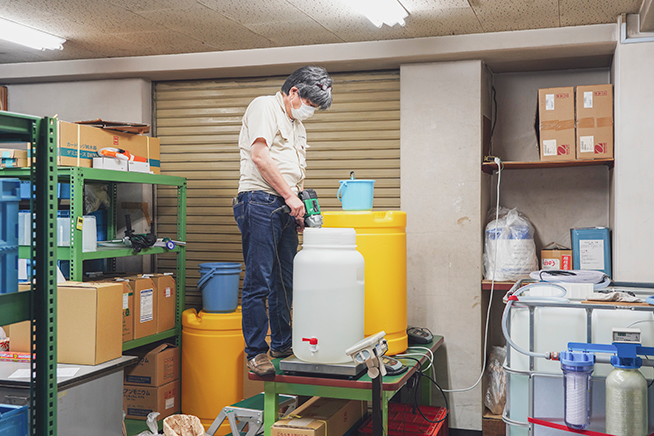 同社の新製品、除菌剤を精製する様子