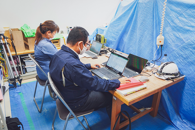 図面と向き合い、工事の進み具合を確認