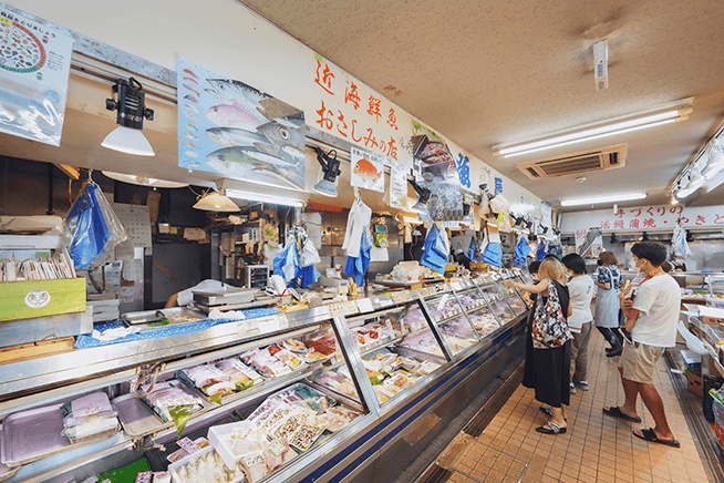 「尾山台いちば」を入って突き当りに店を構える