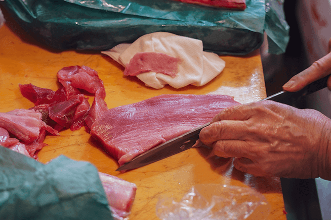 店頭には鮮度抜群の魚がずらりと並ぶ