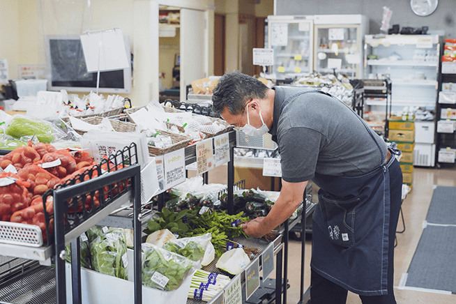 店頭に並んだ商品をチェックする