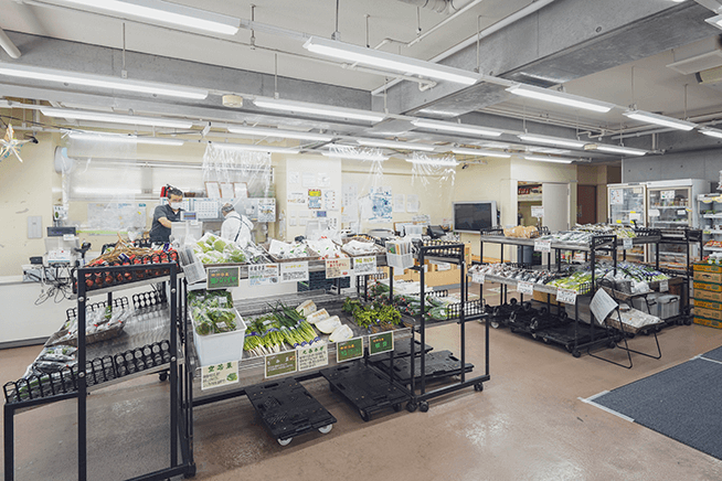 広々とした店内には新鮮な野菜や果物、加工品などが並ぶ