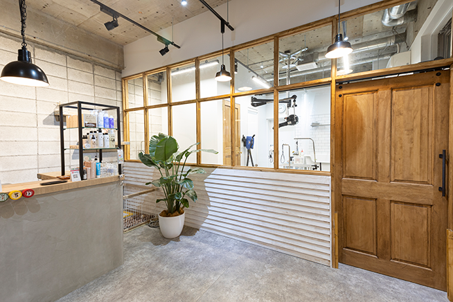 移転したばかりの店内は、西海岸風の洗練された空間