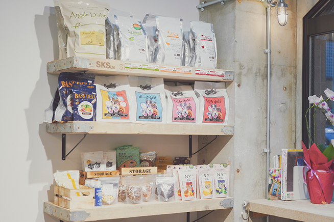 ドッグフードやおやつなどを販売