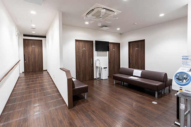 木の温もりを感じられる広々とした待合室