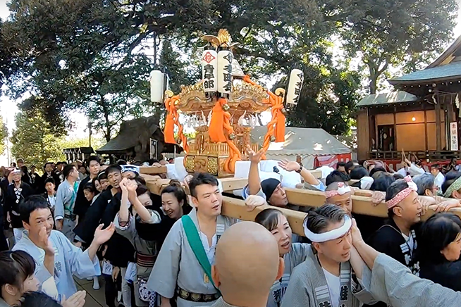 祭りの神輿巡業の様子