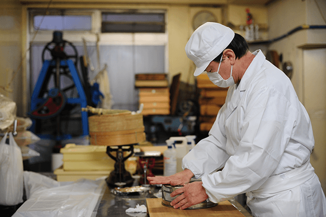 販売する和菓子のほとんどは手作業で作られている