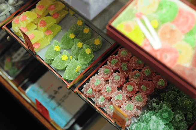 ショーケースには色鮮やかな和菓子が並ぶ