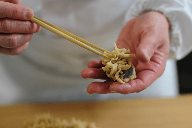 栗あんに白あんを練り込んだ上品な味わいの「和モンブラン」