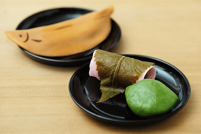静岡の桜の葉を使った「桜餅」に、香り高い山形の蓬を練り込んだ「草餅」。奥は「茶沢のあゆ」