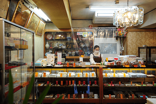 カウンターで販売を行うのは妻の恵子さん。柔和な表情の優しい接客が特徴的