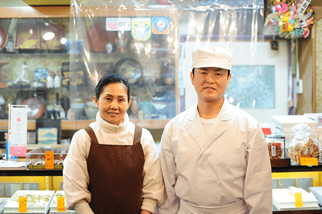 現在は内田巨峰さんと妻の恵子さんを中心に店を切り盛りする他、先代の仁士さんも「いちご大福」を作るなど店に携わっている